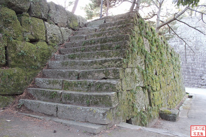 和歌山城 岡中門跡 岡中門跡の東堀側石垣に登る石段