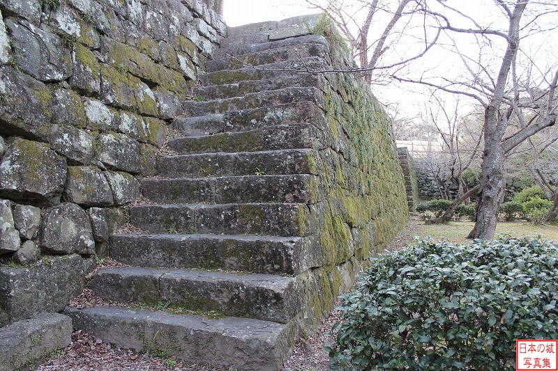 和歌山城 岡口門 南側石垣に登る石段。この石垣の向こうには南堀（空堀）がある