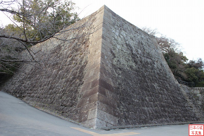 和歌山城 岡中門跡 岡中門跡表坂側の高石垣を岡口門側から見る
