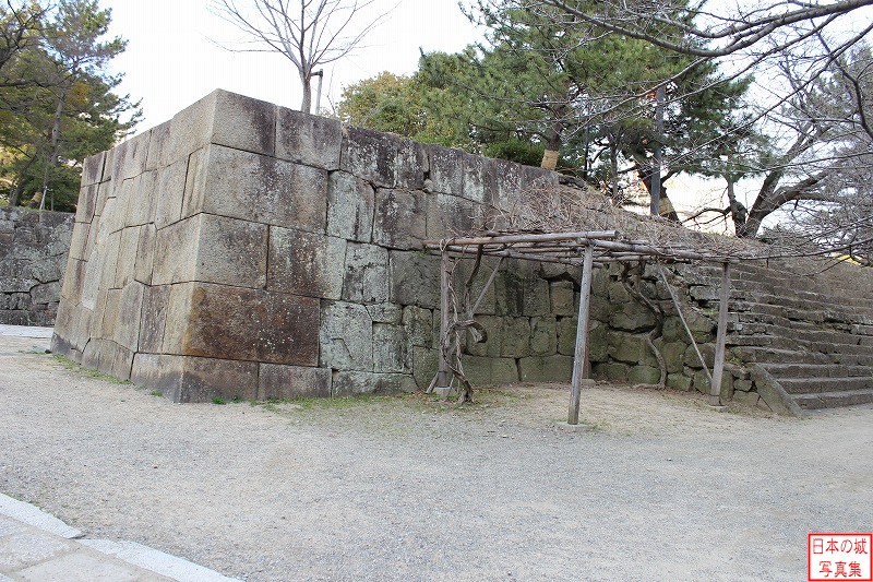 和歌山城 一中門跡 一中門跡を城内から見た右手の石垣