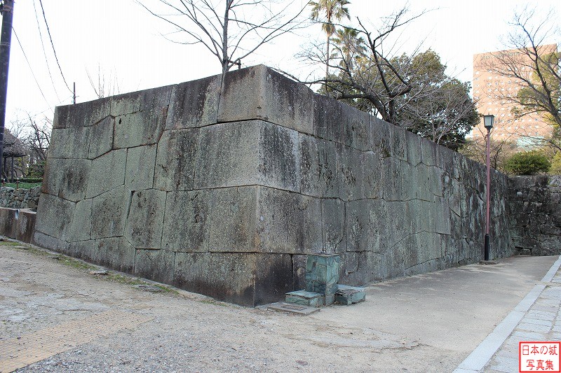 和歌山城 一中門跡 一中門跡を城内から見た左手の石垣