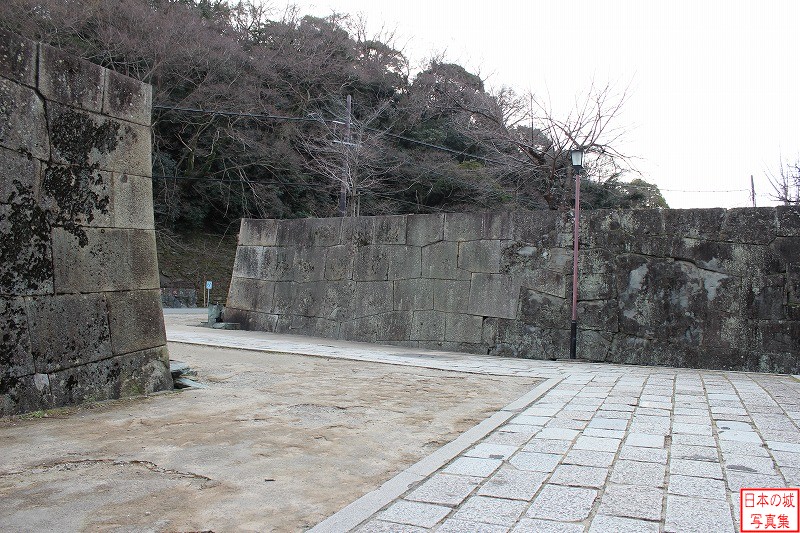 和歌山城 一中門跡 門跡を進む。正面には巨大な鏡石がある