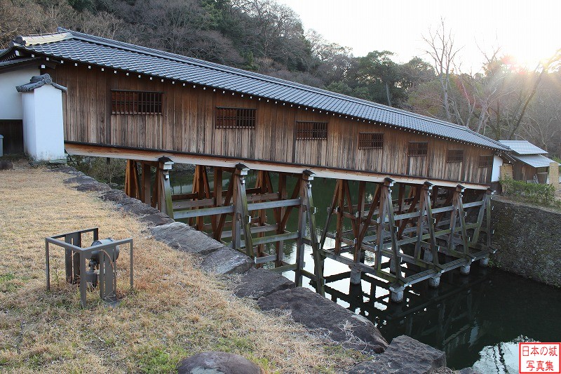 和歌山城 御廊下橋 御廊下橋を二の丸側から見る。二の丸御殿と西の丸を結ぶ橋。西の丸よりも二の丸の方が高いので、橋は傾斜している。平成十八年(2006)に復元された。
