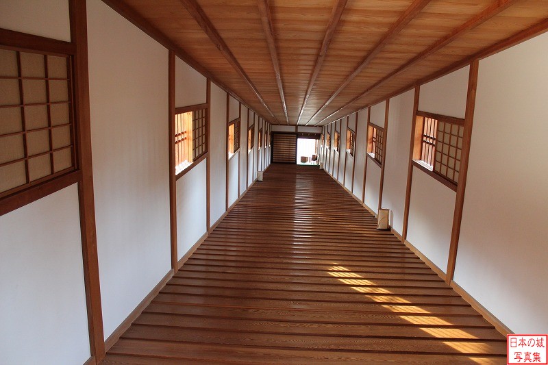 和歌山城 御廊下橋 御廊下橋の内部。往時は藩主とお付の者だけが通行できた。そのため、外部から橋の通行が見えないよう、廊下橋となっている。