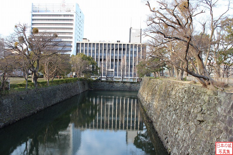 和歌山城 二の丸 二の丸と西の丸を隔てる水濠。右側が二の丸