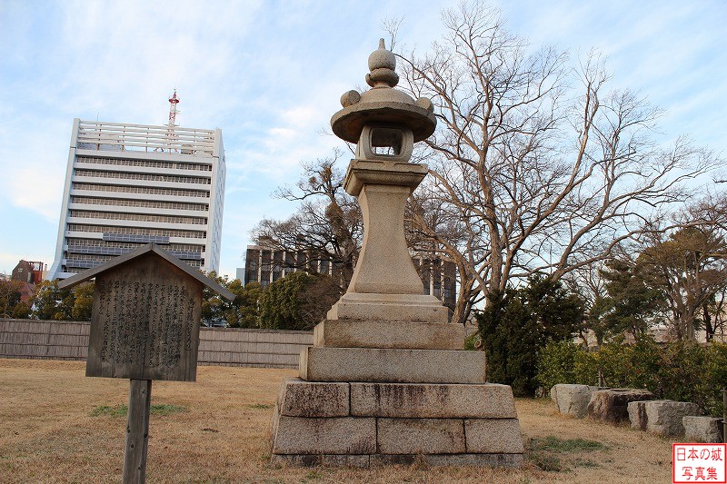 和歌山城 西の丸庭園・紅葉渓庭園 高灯篭。文政八年(1825)に船の安全を祈念するために養翠園に設けられたものが移設されている。当時二棟あったうちの一棟。