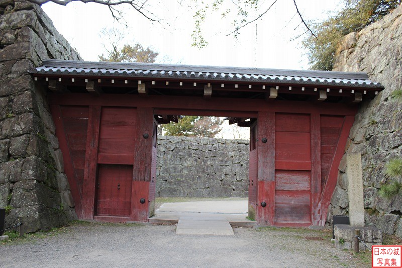 追廻門。元和五年(1619)の徳川頼宣入封後に城が拡張され、追廻門もこの時設けられた。現在建つ門は江戸時代に建てられたもの。魔除けの意味で朱に塗られたと言う。