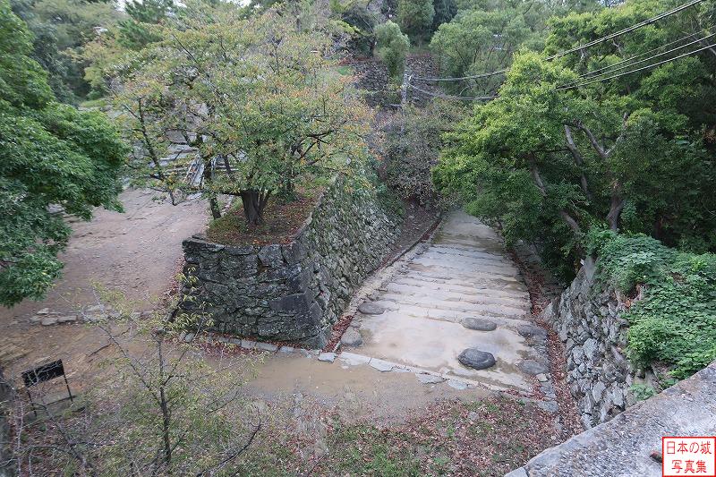 和歌山城 本丸御殿跡 足元を見れば裏坂を降りる石段が見える