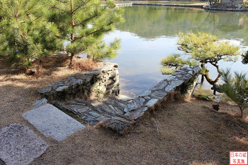 和歌山城 養翠園 御池。池は海水が引き入れられている。直線的な護岸は珍しく、中国式庭園の姿を見せる。