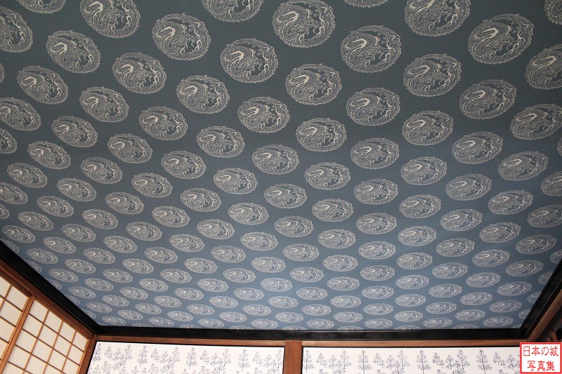 湊御殿の内部。天井には和紙が貼られている。