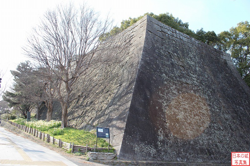 和歌山城 不明門跡 不明門左手（西側）の高石垣。不明門の西側はもともと砂丘で、そこに高石垣を築いた。