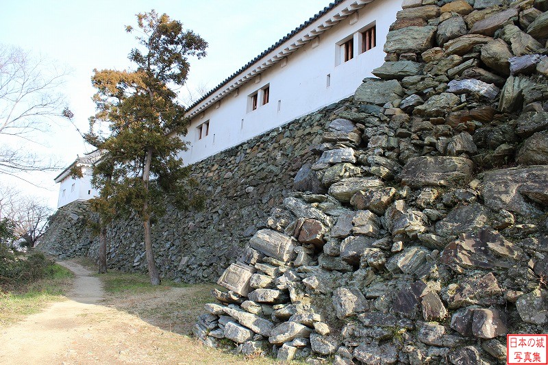 和歌山城 乾櫓 乾櫓付近から東方向を見る。乾櫓下の石垣には宝篋印塔の台座が転用されたものが見える