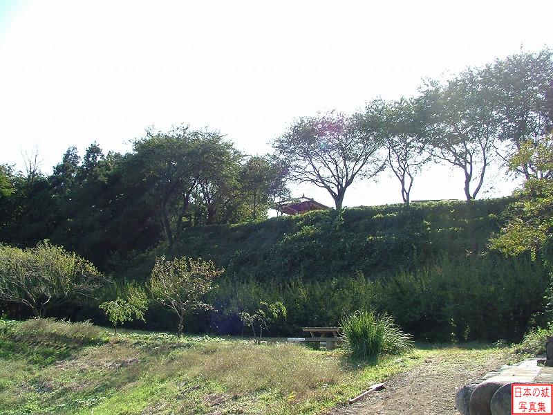 箕輪城搦手口付近から見る二の丸
