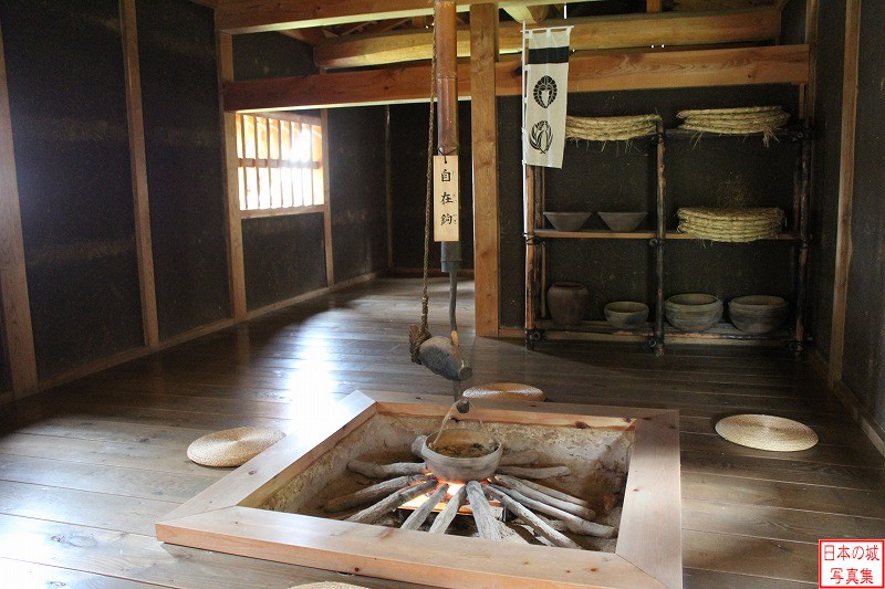 足助城 南の丸 厨の内部。厨は食事の準備を行う場所。武士の寝泊りにも使われたという。