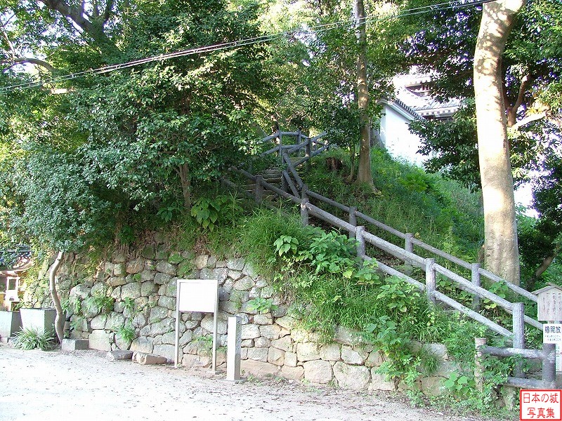 西尾城 本丸丑寅櫓 本丸石垣と本丸丑寅櫓へ登る階段