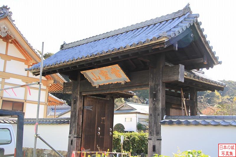 浜名湖西岸、湖西市の名刹・本興寺にかつての吉田城の城門が移築されている。移築されたのは延宝二年(1674)である。