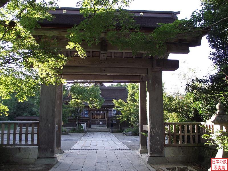 中山神社山門。津山城二の丸の四脚門を移築したもの。