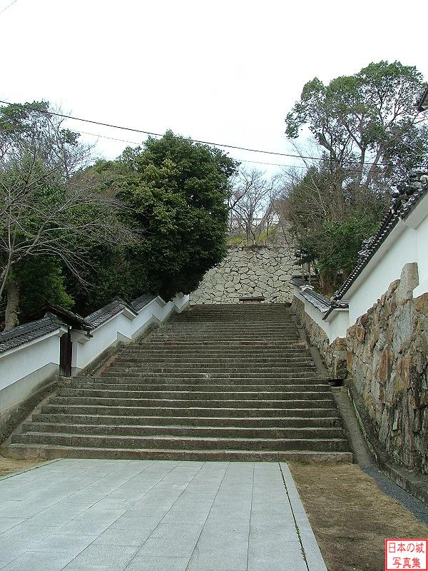 津山城 城外 駐車場から城への階段