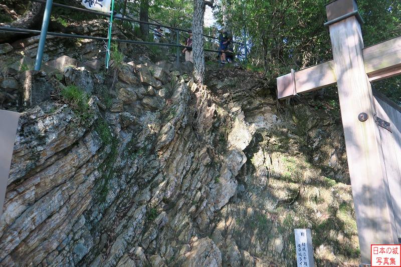 岐阜城 煙硝蔵・天下第一の門・一の門 天下第一の門脇のようす。岩盤が剥き出しになっている。