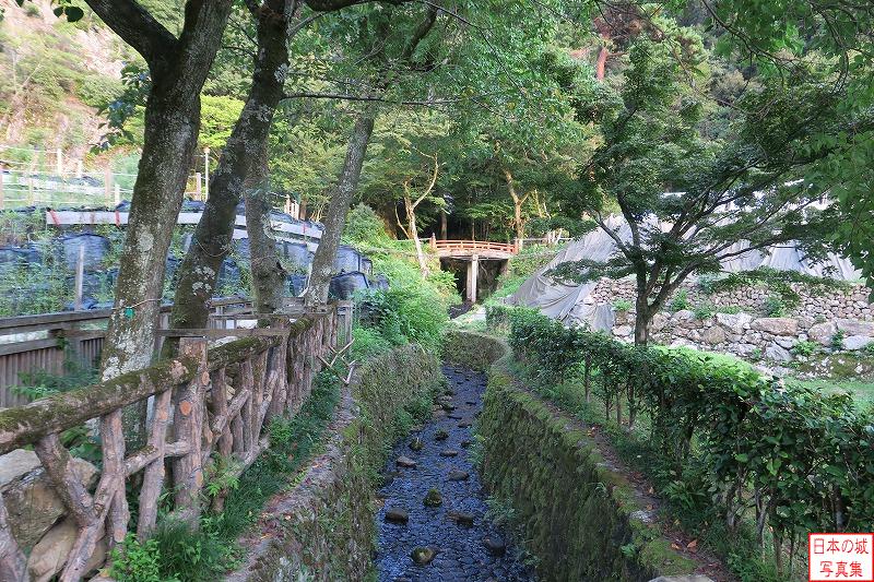 岐阜城 信長居館跡 奥空間 水路跡のようす。水路も石垣で造られている。