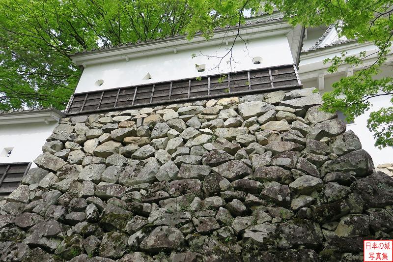 北側隅櫓付近の城壁と石垣