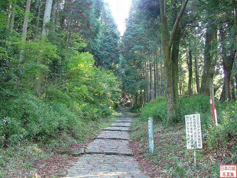 岩村城 登城路 一の門へ至るまでの登城道は藤坂の険と呼ばれる