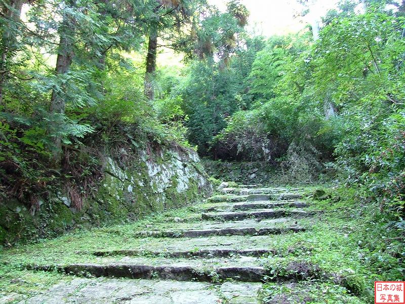 岩村城 一の門跡 一の門跡下のようす。藤坂の最上部にあたる