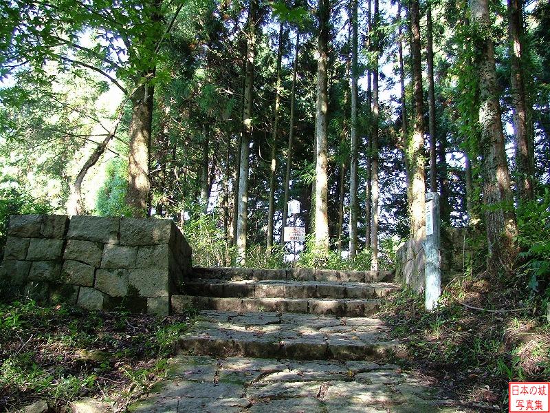 土岐門跡。門は現在岩村市飯羽間の徳祥寺に移築され現存する。土岐門の名は、遠山氏が土岐氏の居城を攻略し、その門を移築したという伝承から付けられた。