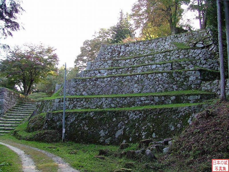 岩村城 東曲輪 東曲輪前の六段石垣。落とし積みで江戸時代後期のものと思われる。