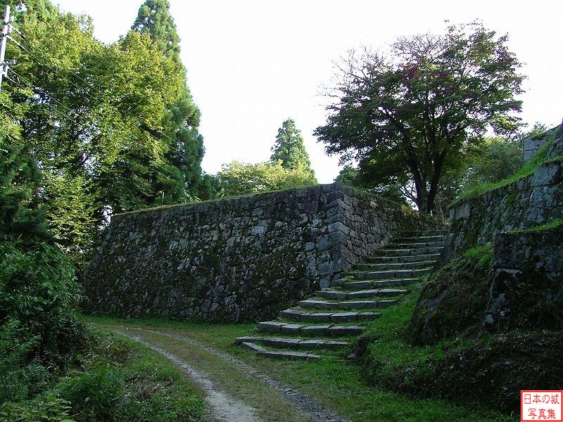 岩村城 東曲輪 二の丸から東曲輪への入口付近。正面石垣上に二重櫓が建ち、階段上には櫓門が存在した