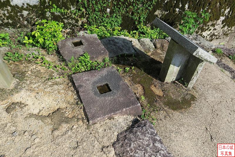 苗木城 坂下門跡 礎石は門の右手にも２つ並んで残る。