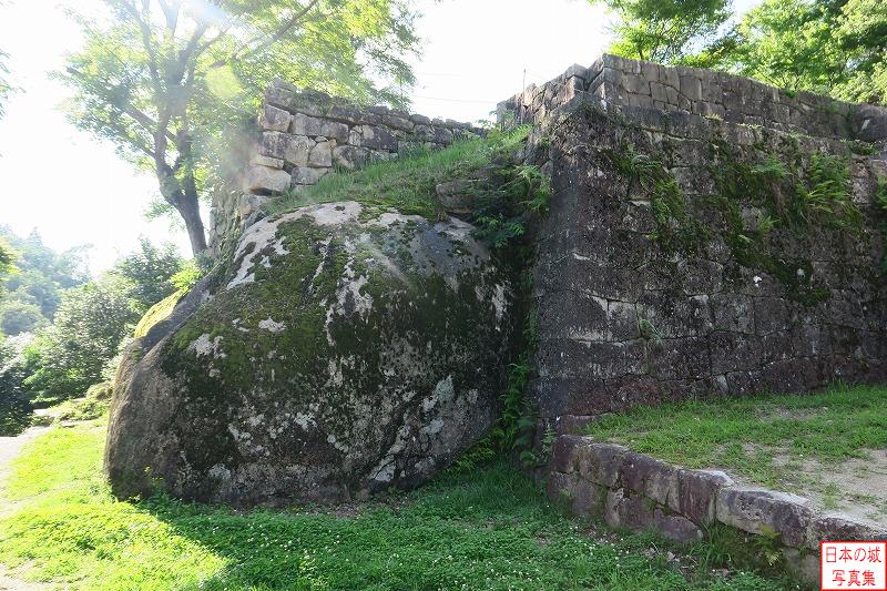 大矢倉跡石垣。巨石とのコラボが見事