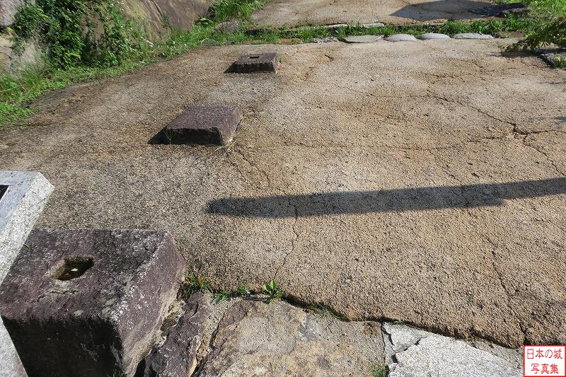 苗木城 綿蔵門跡 手前から3つ礎石が並び、中央の石のみ穴が無い。