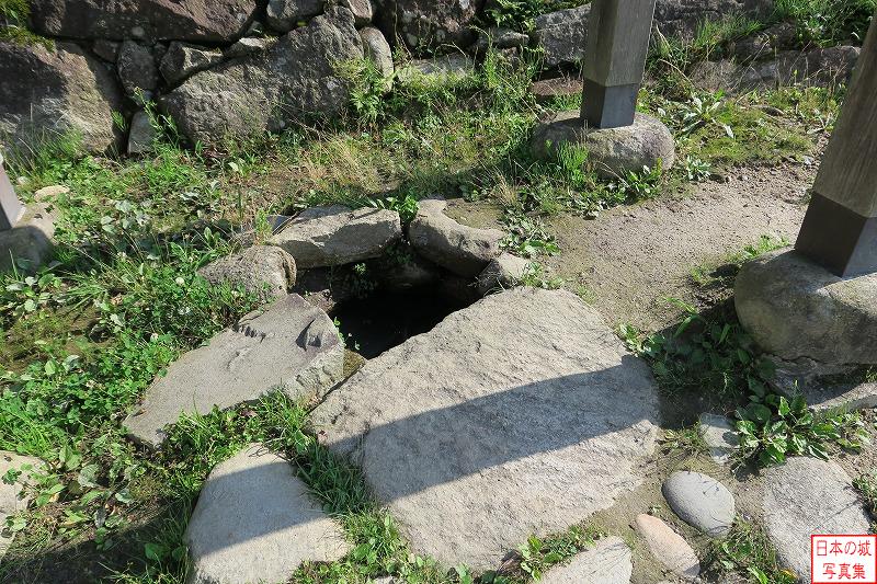 苗木城 本丸口門跡 千石井戸。井戸穴が石で囲われている