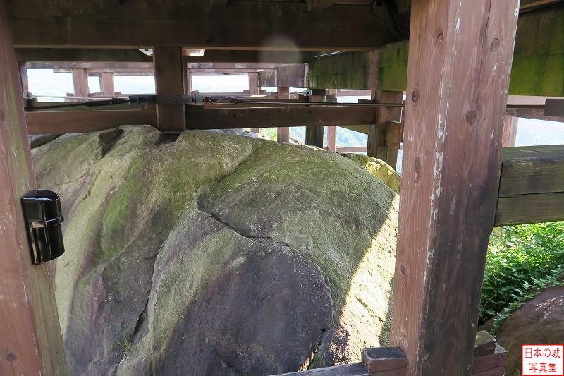 苗木城 展望台 現在の展望台はかつての柱穴を活かした構造になっている