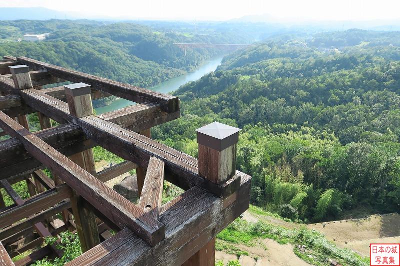 苗木城 展望台 展望台の木組みと、眼下に見下ろすは木曽川