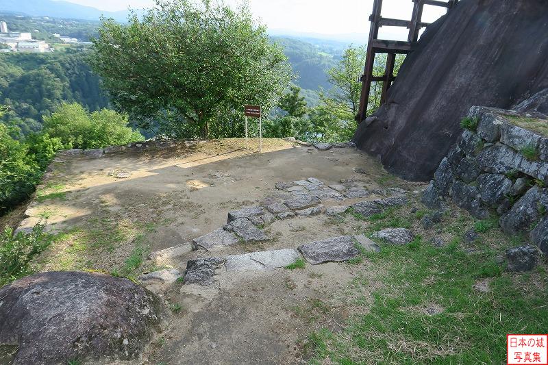 苗木城 展望台 巨石の穴に柱が建てられているのがよく分かる
