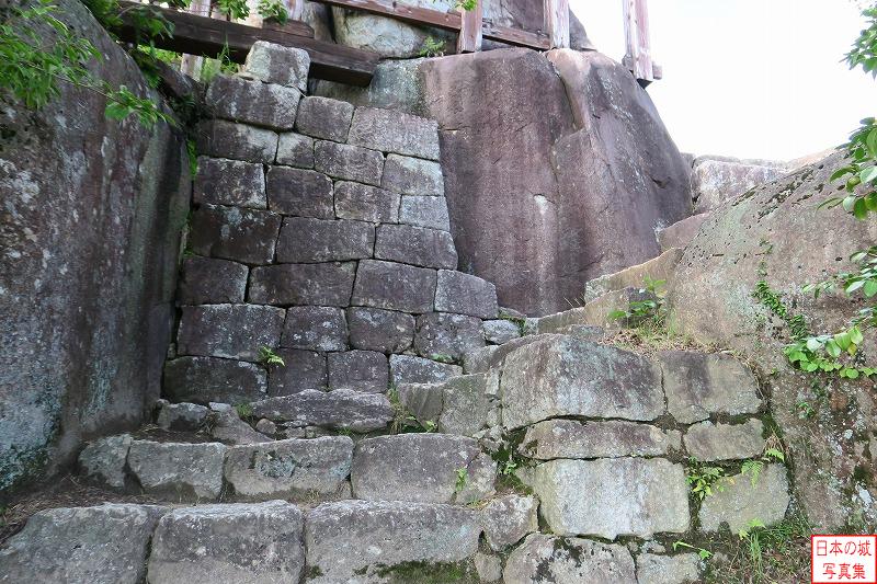 苗木城 展望台 一部巨石に石垣が組み込まれている。同じサイズに整えられた石で築かれている