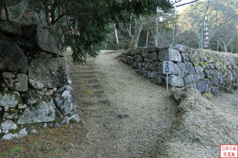 大手門跡に近づく。比較的石のサイズが大きく、整形されている。江戸時代初頭に旧領を回復した小里氏により築かれたのもか。