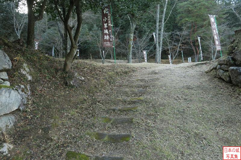 大手門から御殿場跡中段を見る。ここにあった門は興徳寺の山門に移築されている。