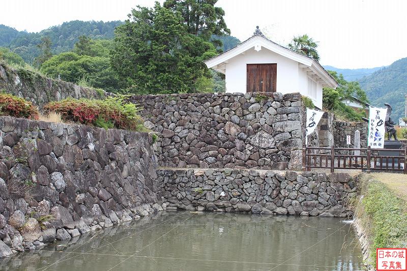 竹中陣屋 石垣・水濠 水濠と石垣越しに見る櫓門