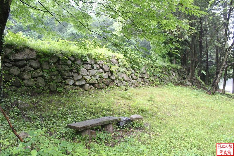 妻木城 士屋敷跡 士屋敷跡のようす。一番下の段の石垣が見える