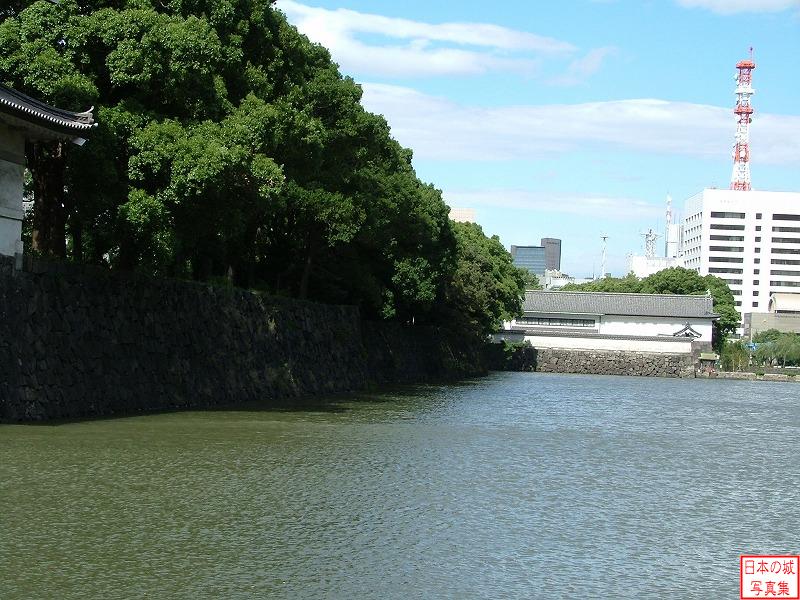 江戸城 巽櫓 巽櫓脇の桔梗濠。向こうに大手門が見える