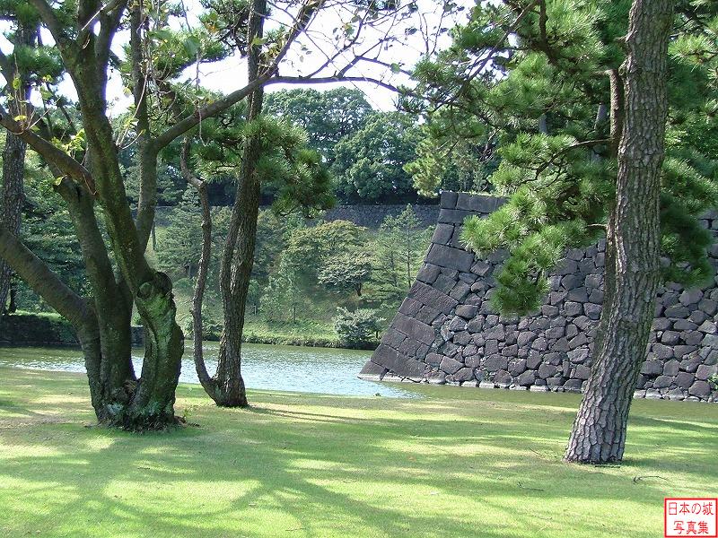 江戸城 坂下門 坂下門と西の丸大手門の間の二重橋濠と石垣(右手前)と土塁(左奥)