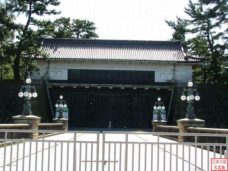 江戸城 西の丸大手門 西の丸大手門。江戸時代から現存する建物で、現在は皇居正門となっている