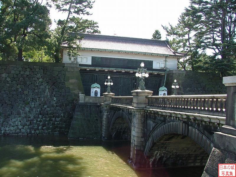 西の丸大手門と手前の皇居正門石橋