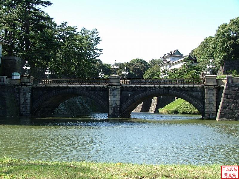 皇居正門石橋と右に伏見櫓が見える