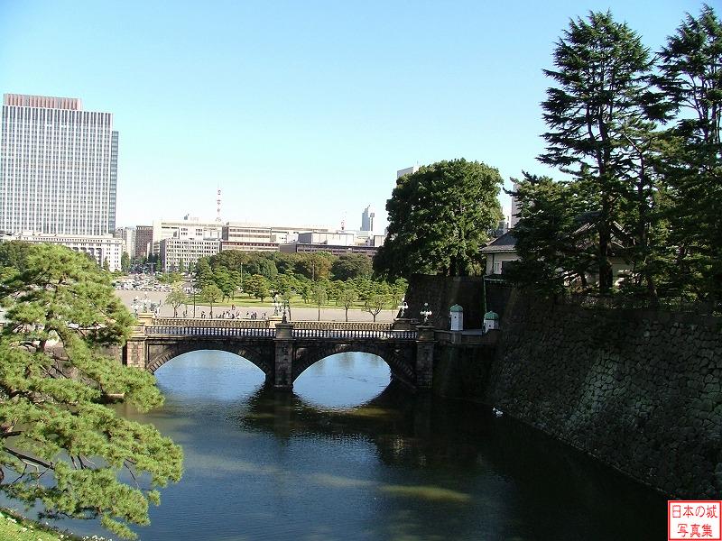 皇居正門石橋と西の丸大手門を二重橋から見る