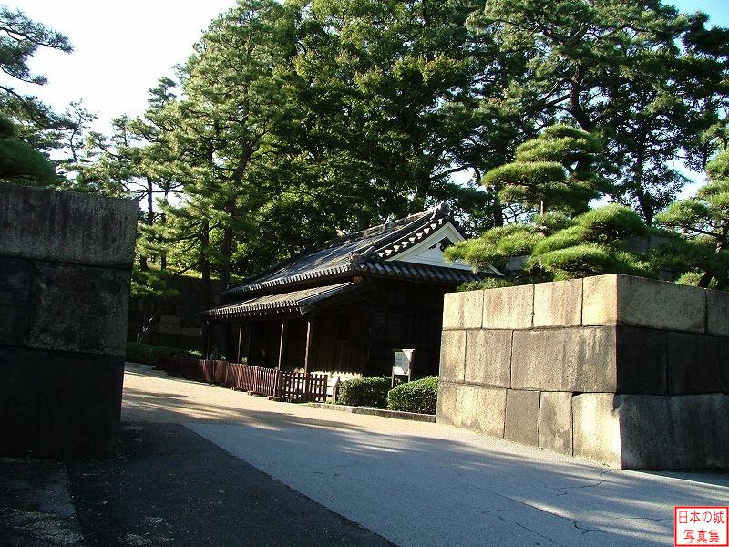 江戸城 同心番所 同心番所付近の石垣。かつては三の丸と二の丸を区切る濠があり、橋と門が設けられていた。