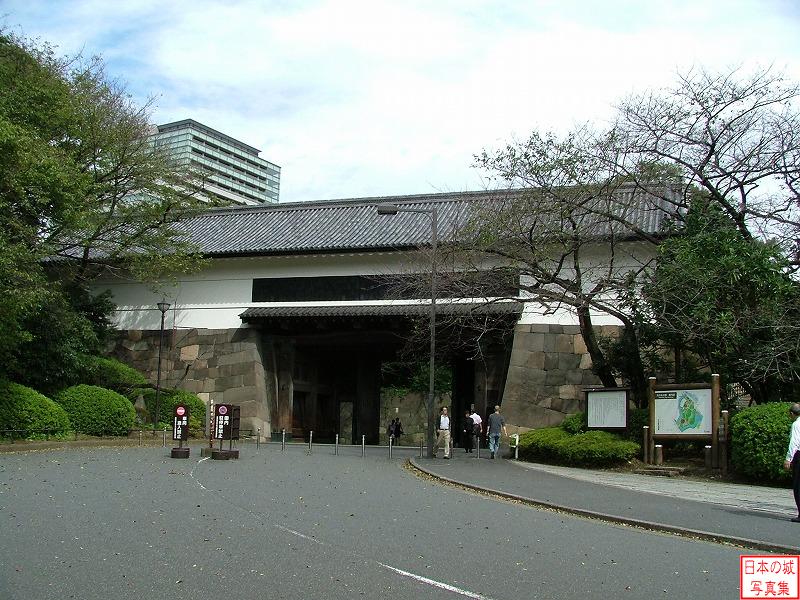 田安門櫓門を城内から。関東大震災で倒壊したが、復元された。